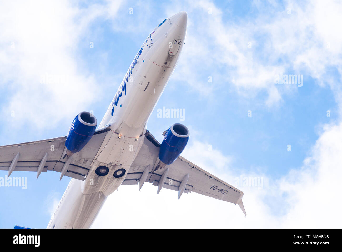 Novosibirsk, Russie - 27 Avril 2018 : Boeing 737-86N 50-2106-BIZ Yakutia Airlines après le décollage de l'Aéroport International Tolmachevo. Banque D'Images