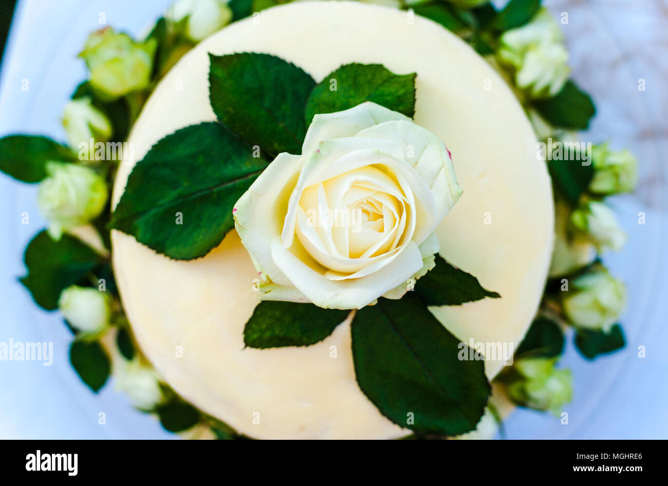 Gâteau de mariage blanc avec des roses blanches Banque D'Images