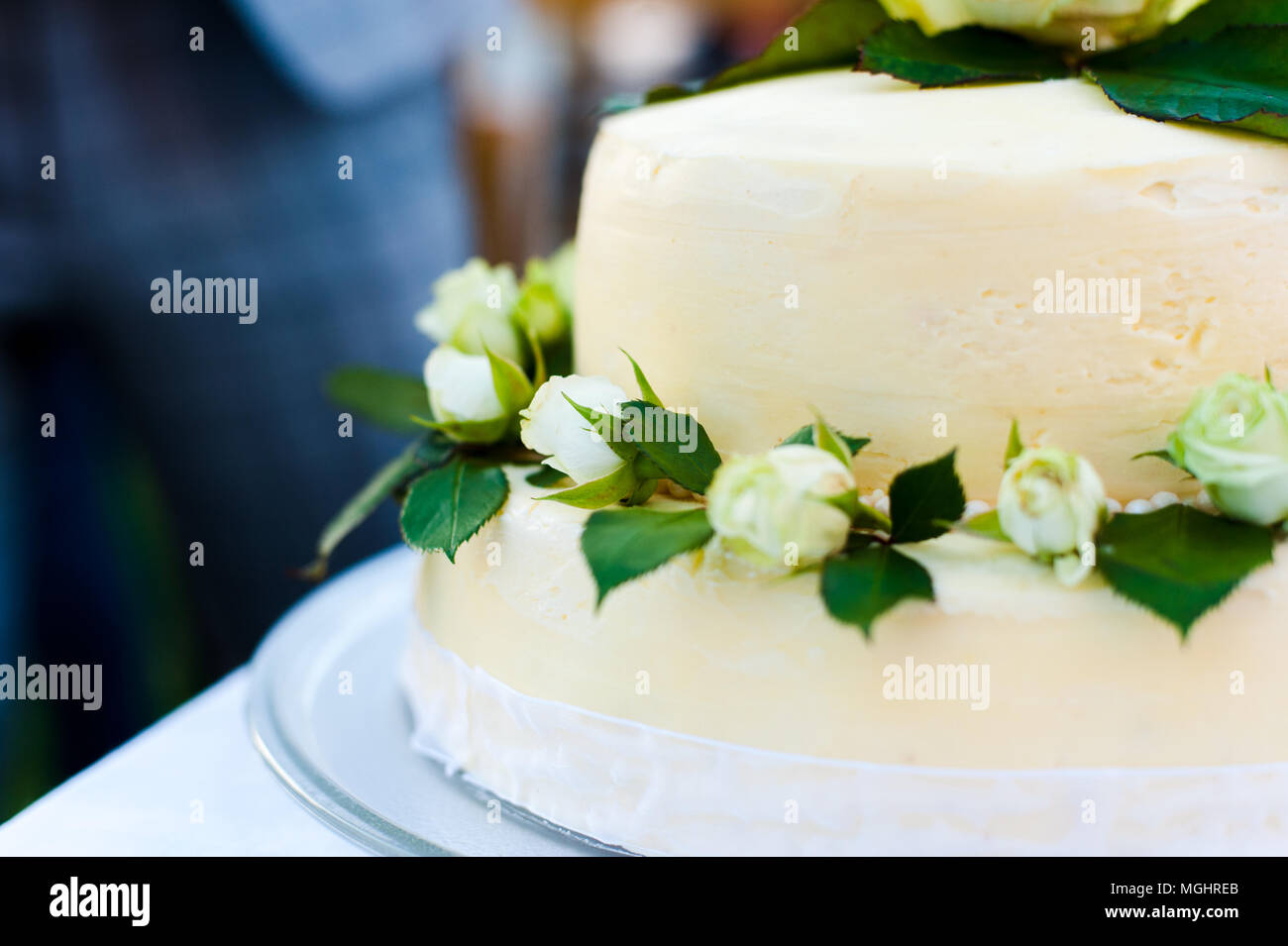 Gâteau de mariage blanc avec des roses blanches Banque D'Images