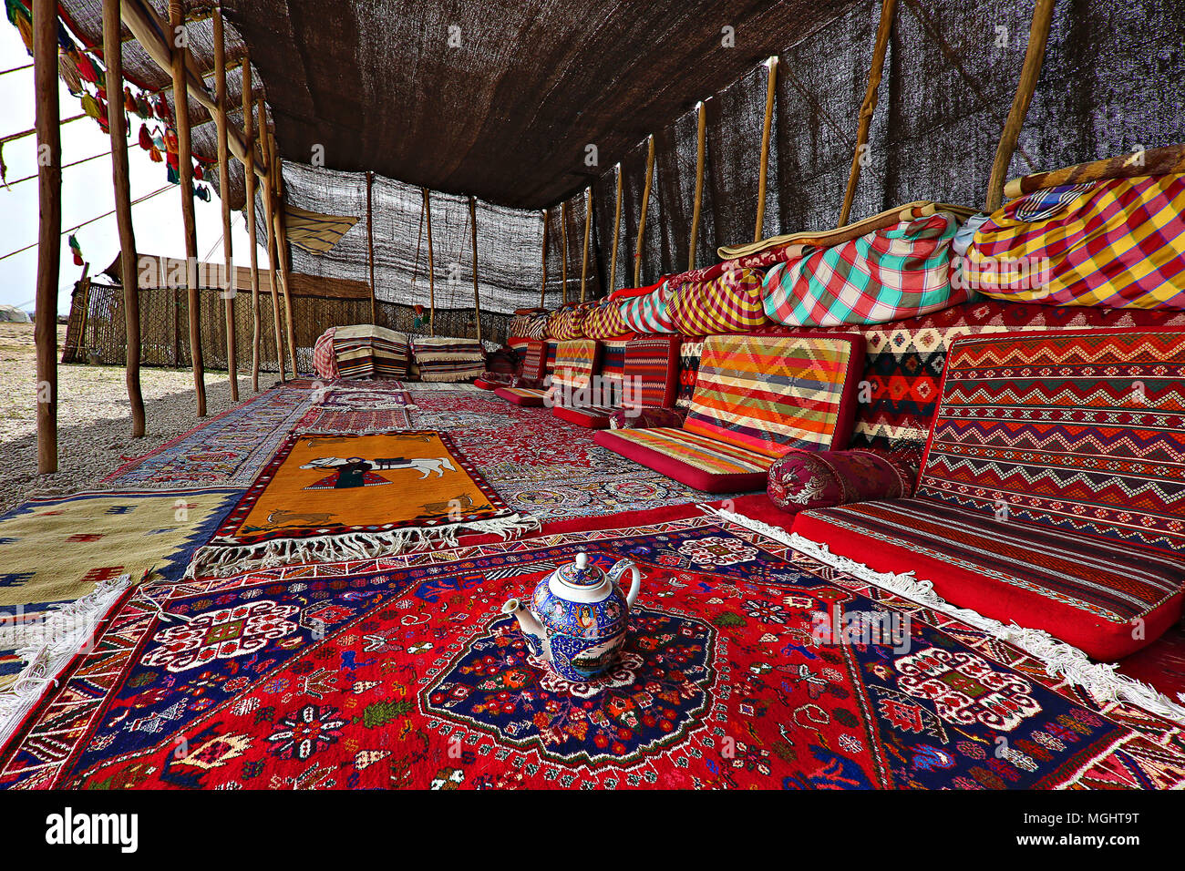 Tente nomade colorée du peuple nomade iranien connu sous le nom de Qashqai, en Iran. Banque D'Images