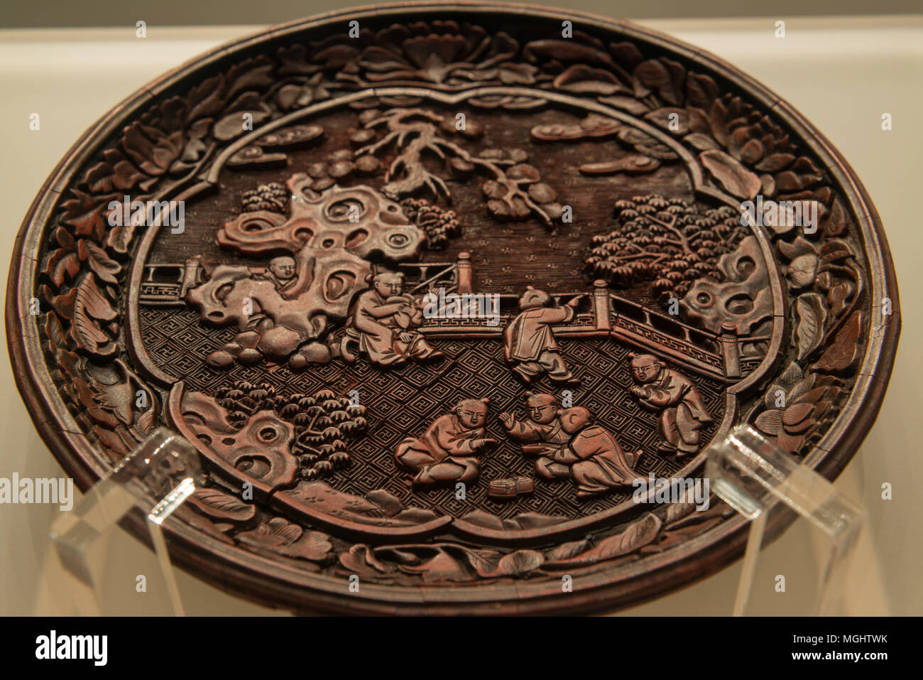 Laque rouge sculptée plaque avec la conception d'enfants qui jouent par Zhang Cheng de dynastie Yuan((1279-1368)), donnés par deux entrepreneurs de Hong Kong et Luo Bizhen Qiyong Cao à la Zhejiang Museum. Banque D'Images