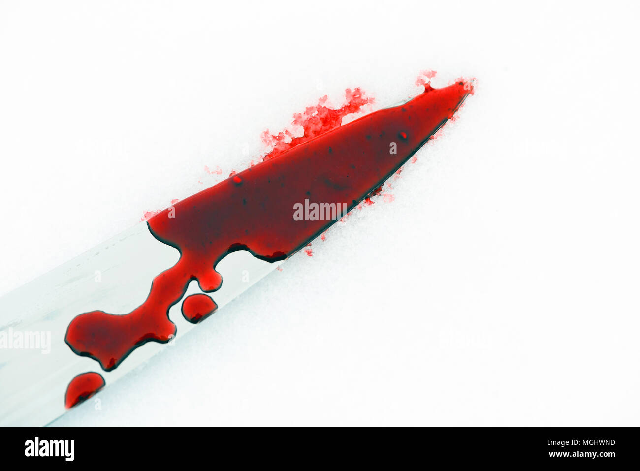 Couteau de cuisine en métal pointu utilisé comme arme du crime violent avec du sang tombe sur un fond blanc de la neige. Blade couverts dans la violence with copy space Banque D'Images