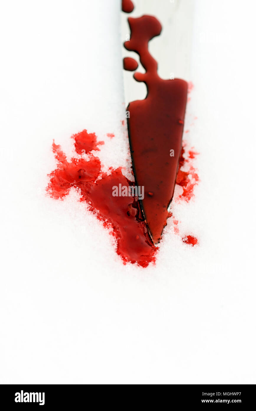 Couteau de cuisine en métal pointu utilisé comme arme du crime violent avec du sang tombe sur un fond blanc de la neige. Blade couverts dans la violence with copy space Banque D'Images