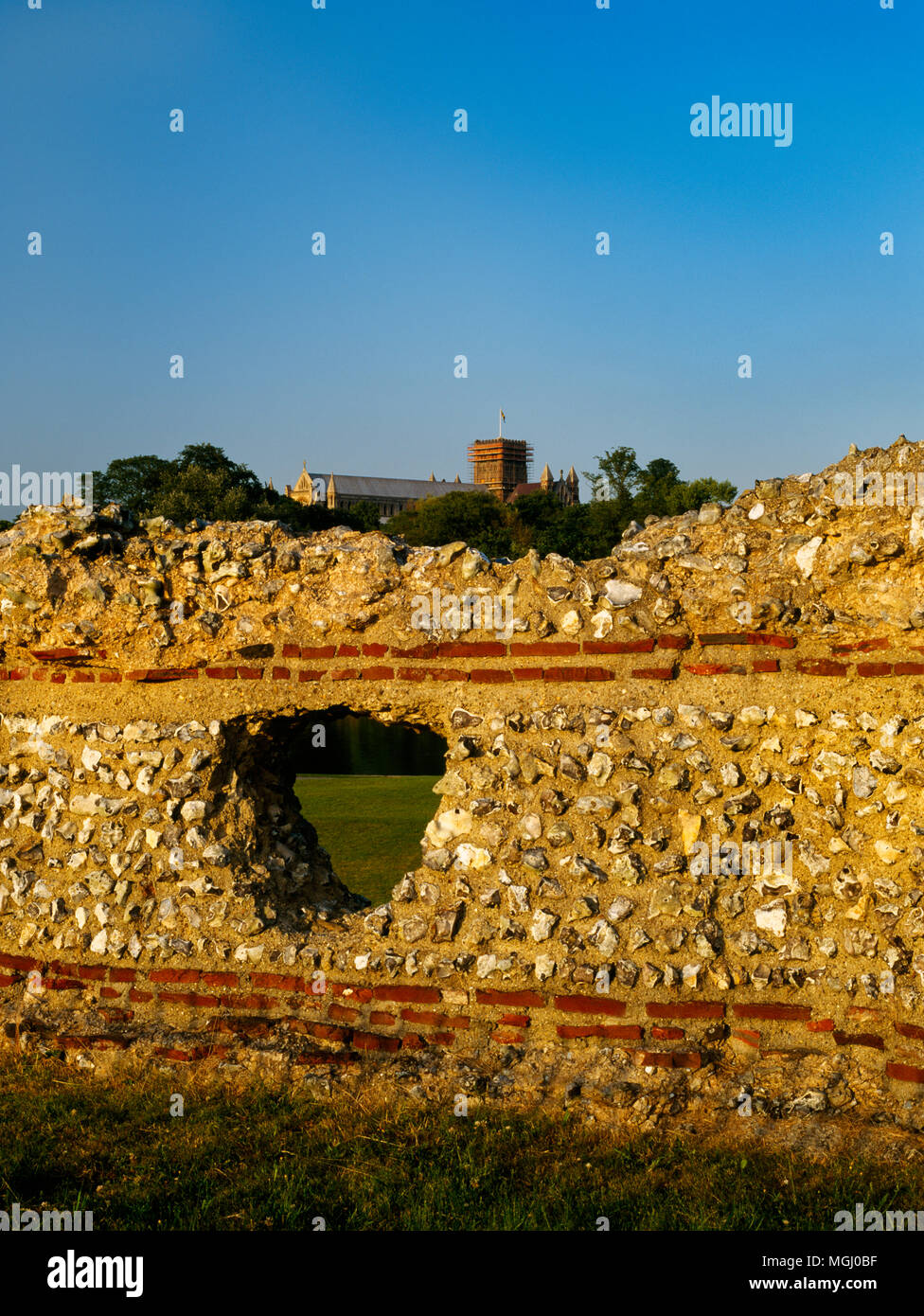 Voir l'E de la partie des deux milles de long mur romain AD265-70 construit pour défendre la ville de Verulamium, England, UK. La Cathédrale de St Albans sur la colline à l'arrière. Banque D'Images