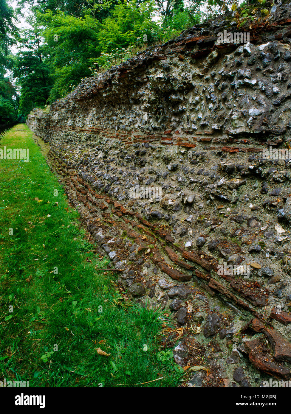 La face extérieure de deux kilomètres de long mur romain AD265-70 construit pour défendre la ville de Verulamium (St Albans), England, UK : voir W de la SE mur. Banque D'Images