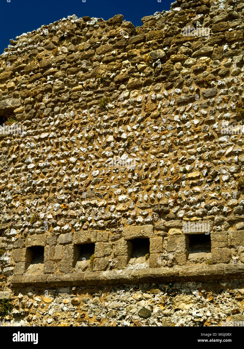 Chutes de Garderobe un prieuré Augustin fondée en 1133 par Henri I dans la SE coin de Portchester C Romain 3 'Saxon Shore' fort, Hampshire, Angleterre Banque D'Images