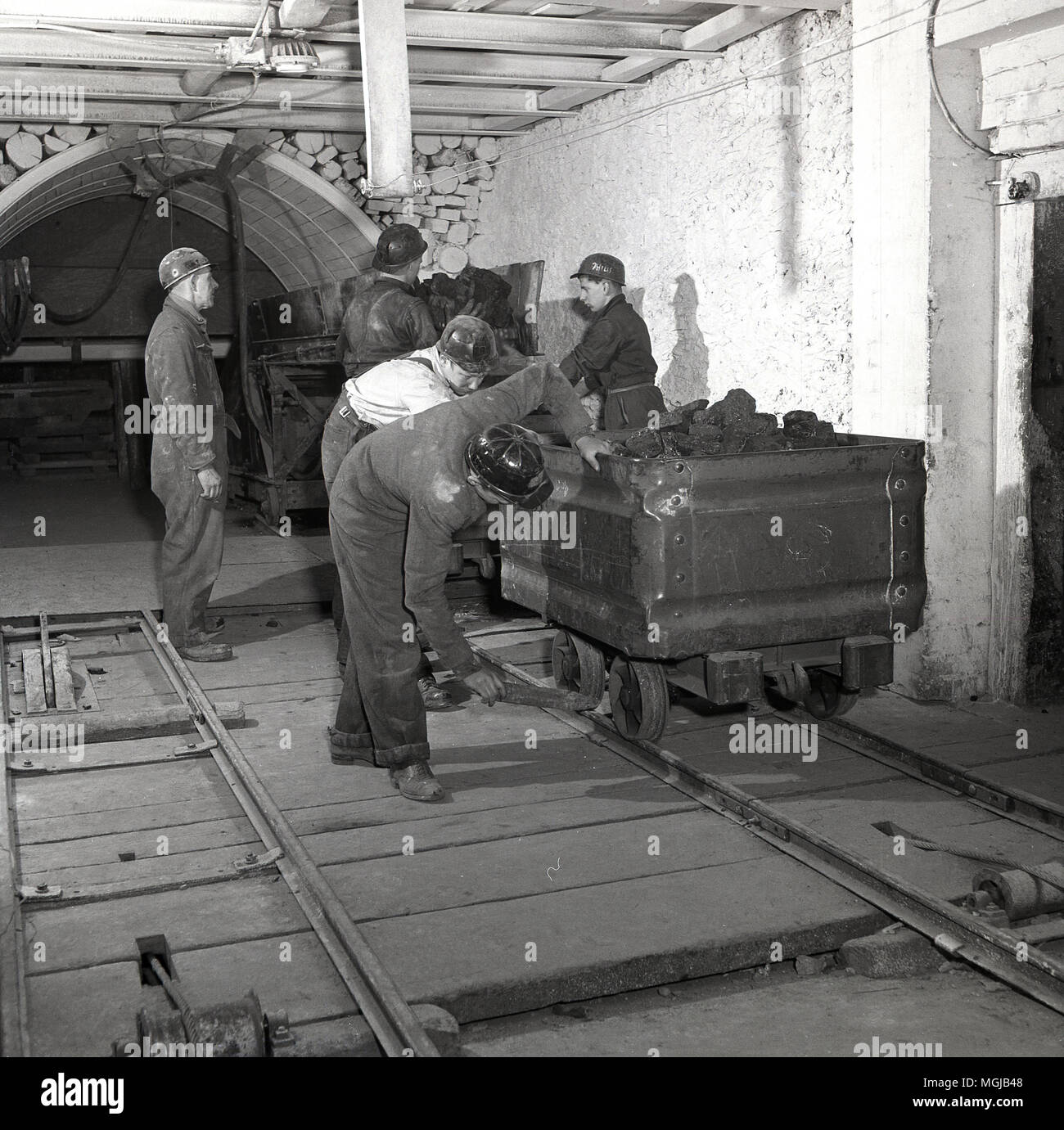 ann-es-1950-historiques-les-mines-de-charbon-les-mineurs-dans-un