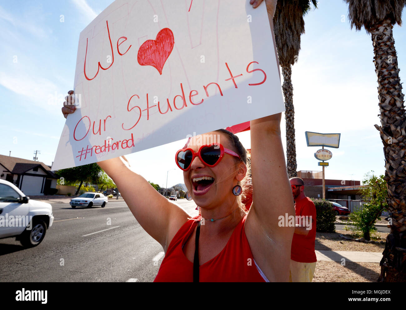 Des centaines d'enseignants, le personnel et les supporters le long rallye East Broadway Boulevard pendant une Stand-Out le 25 avril 2018, Tucson, Arizona, USA. Les enseignants p Banque D'Images