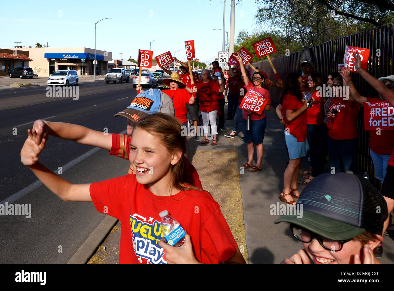 Des centaines d'enseignants, le personnel et les supporters le long rallye East Broadway Boulevard pendant une Stand-Out le 25 avril 2018, Tucson, Arizona, USA. Les enseignants p Banque D'Images