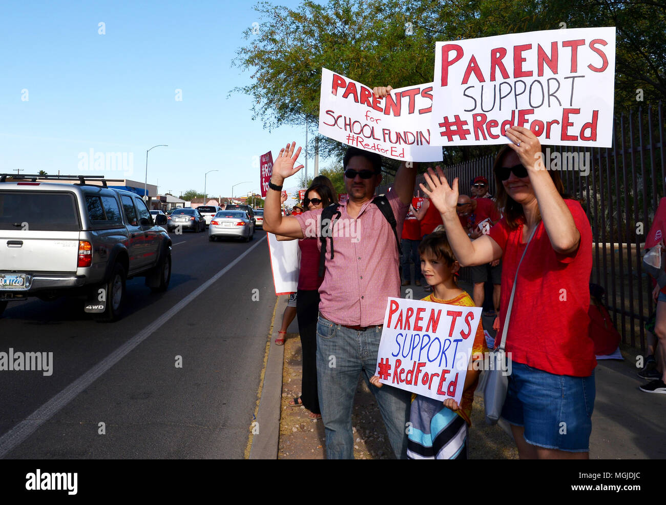 Des centaines d'enseignants, le personnel et les supporters le long rallye East Broadway Boulevard pendant une Stand-Out le 25 avril 2018, Tucson, Arizona, USA. Les enseignants p Banque D'Images