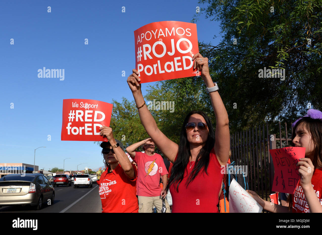 Des centaines d'enseignants, le personnel et les supporters le long rallye East Broadway Boulevard pendant une Stand-Out le 25 avril 2018, Tucson, Arizona, USA. Les enseignants p Banque D'Images