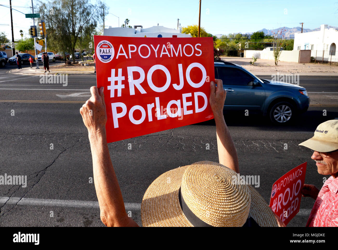 Des centaines d'enseignants, le personnel et les supporters le long rallye East Broadway Boulevard pendant une Stand-Out le 25 avril 2018, Tucson, Arizona, USA. Les enseignants p Banque D'Images