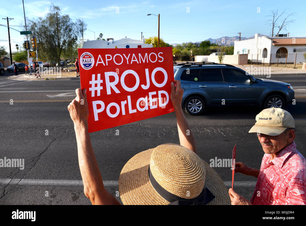 Des centaines d'enseignants, le personnel et les supporters le long rallye East Broadway Boulevard pendant une Stand-Out le 25 avril 2018, Tucson, Arizona, USA. Les enseignants p Banque D'Images