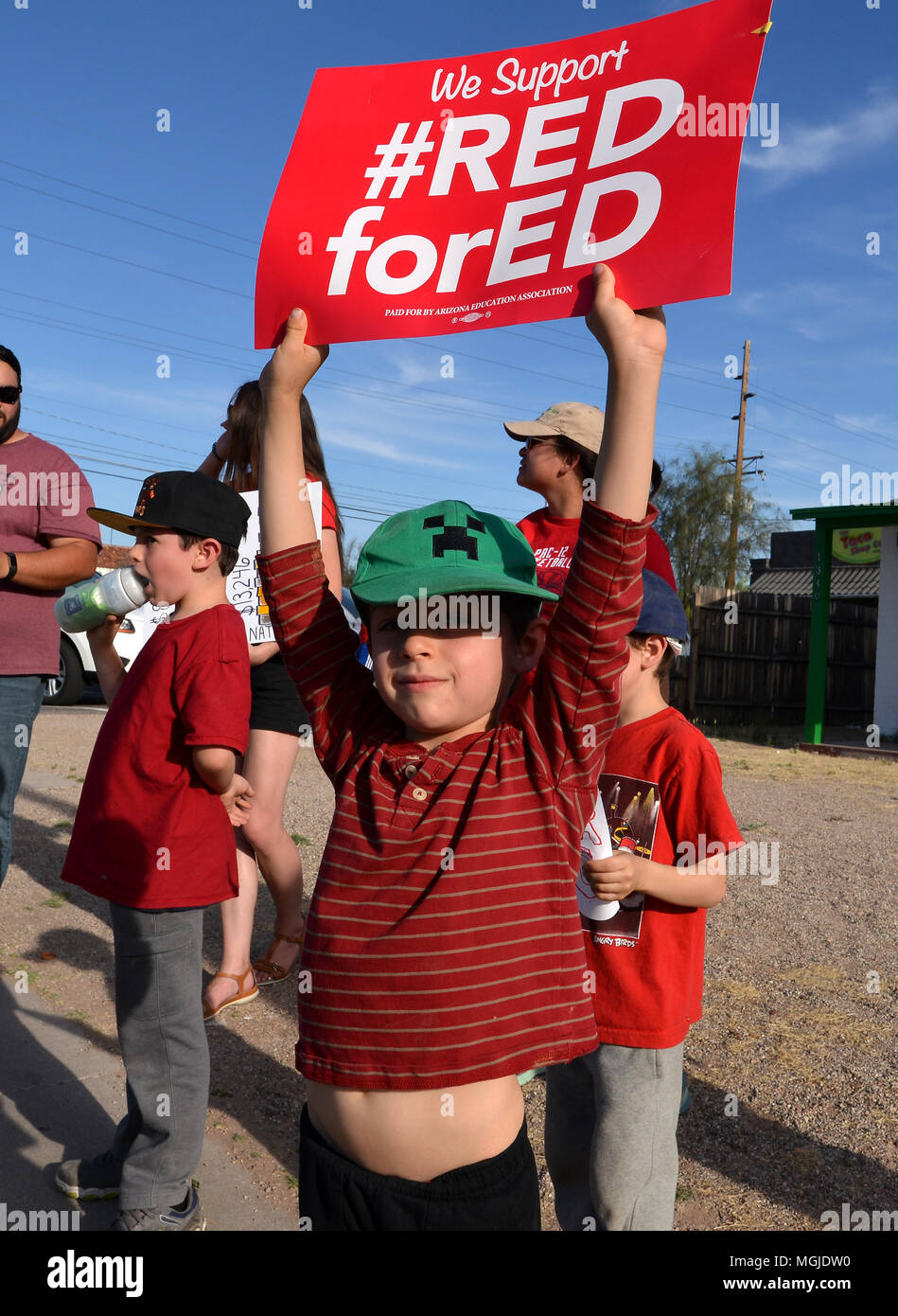 Des centaines d'enseignants, le personnel et les supporters le long rallye East Broadway Boulevard pendant une Stand-Out le 25 avril 2018, Tucson, Arizona, USA. Les enseignants p Banque D'Images