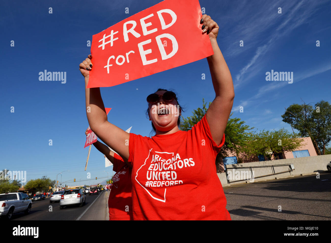 Des centaines d'enseignants, le personnel et les supporters le long rallye East Broadway Boulevard pendant une Stand-Out le 25 avril 2018, Tucson, Arizona, USA. Les enseignants p Banque D'Images