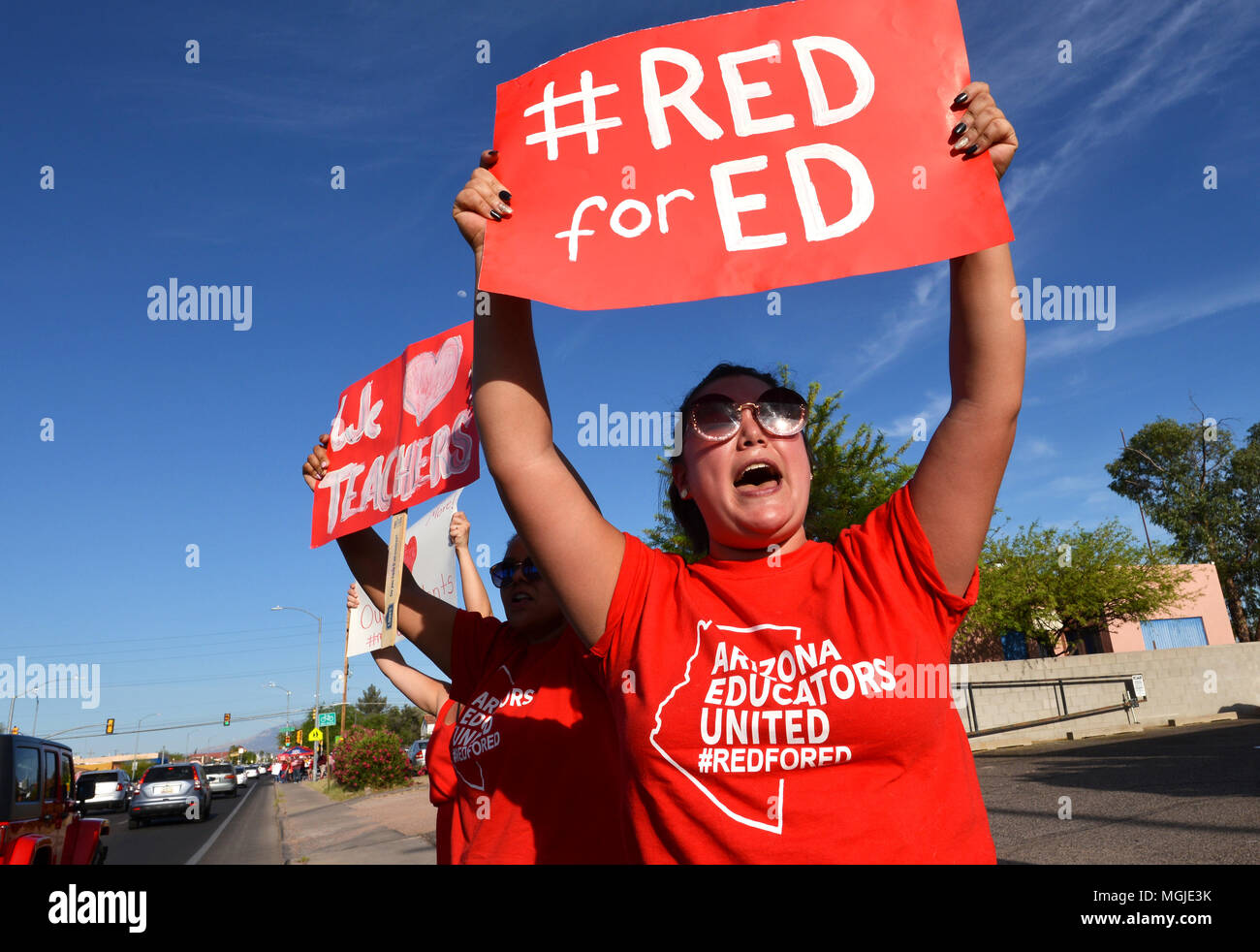 Des centaines d'enseignants, le personnel et les supporters le long rallye East Broadway Boulevard pendant une Stand-Out le 25 avril 2018, Tucson, Arizona, USA. Les enseignants p Banque D'Images