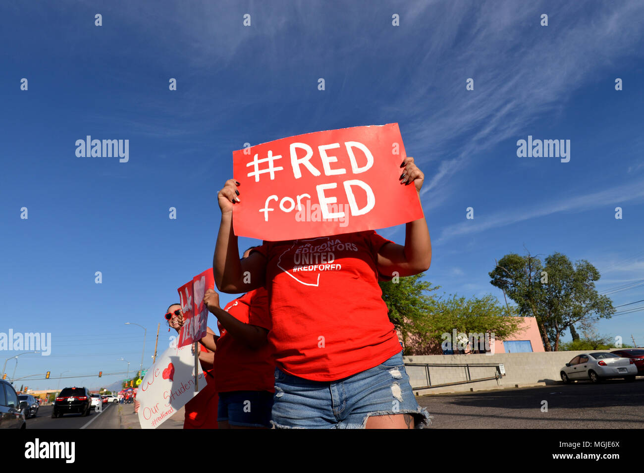 Des centaines d'enseignants, le personnel et les supporters le long rallye East Broadway Boulevard pendant une Stand-Out le 25 avril 2018, Tucson, Arizona, USA. Les enseignants p Banque D'Images