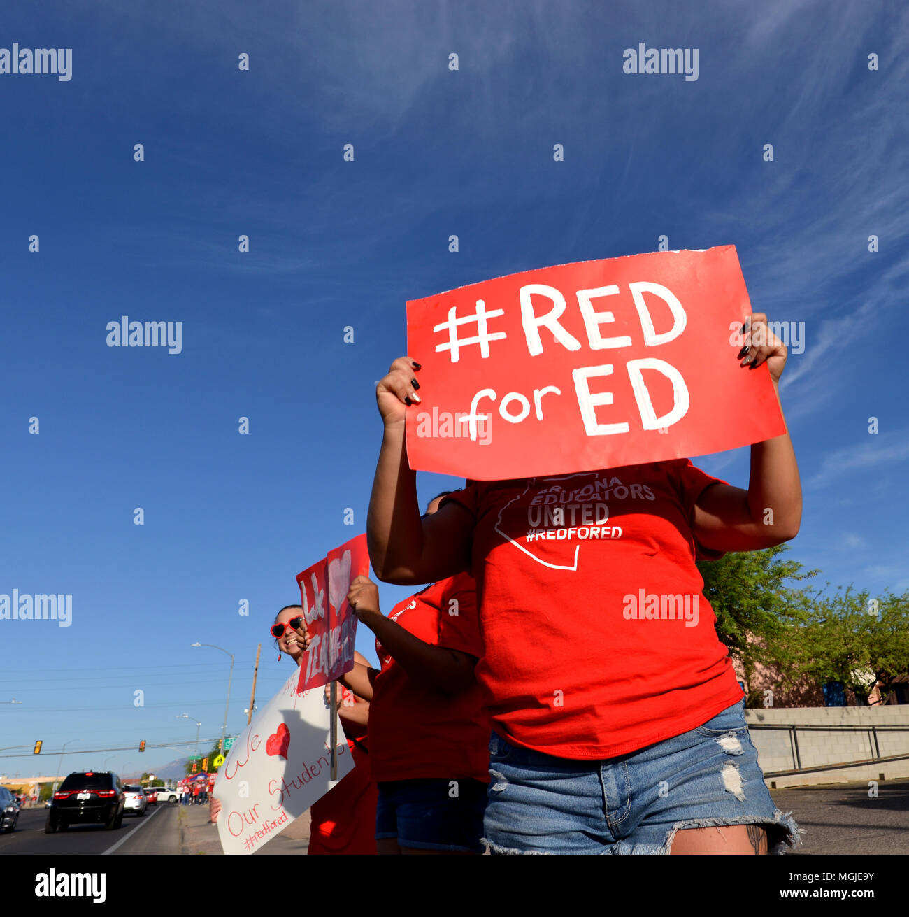 Des centaines d'enseignants, le personnel et les supporters le long rallye East Broadway Boulevard pendant une Stand-Out le 25 avril 2018, Tucson, Arizona, USA. Les enseignants p Banque D'Images