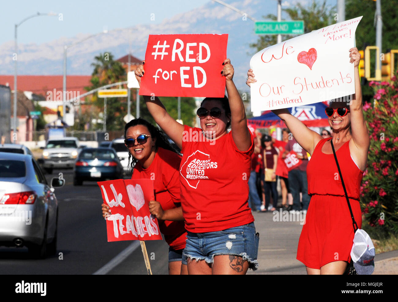 Des centaines d'enseignants, le personnel et les supporters le long rallye East Broadway Boulevard pendant une Stand-Out le 25 avril 2018, Tucson, Arizona, USA. Les enseignants p Banque D'Images