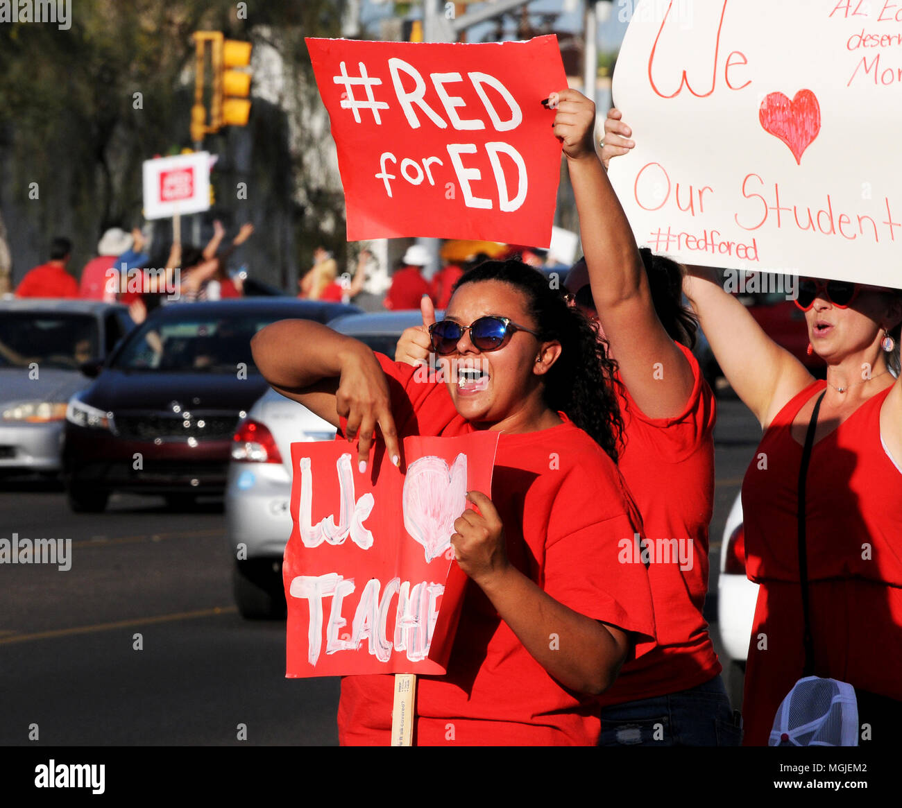 Des centaines d'enseignants, le personnel et les supporters le long rallye East Broadway Boulevard pendant une Stand-Out le 25 avril 2018, Tucson, Arizona, USA. Les enseignants p Banque D'Images