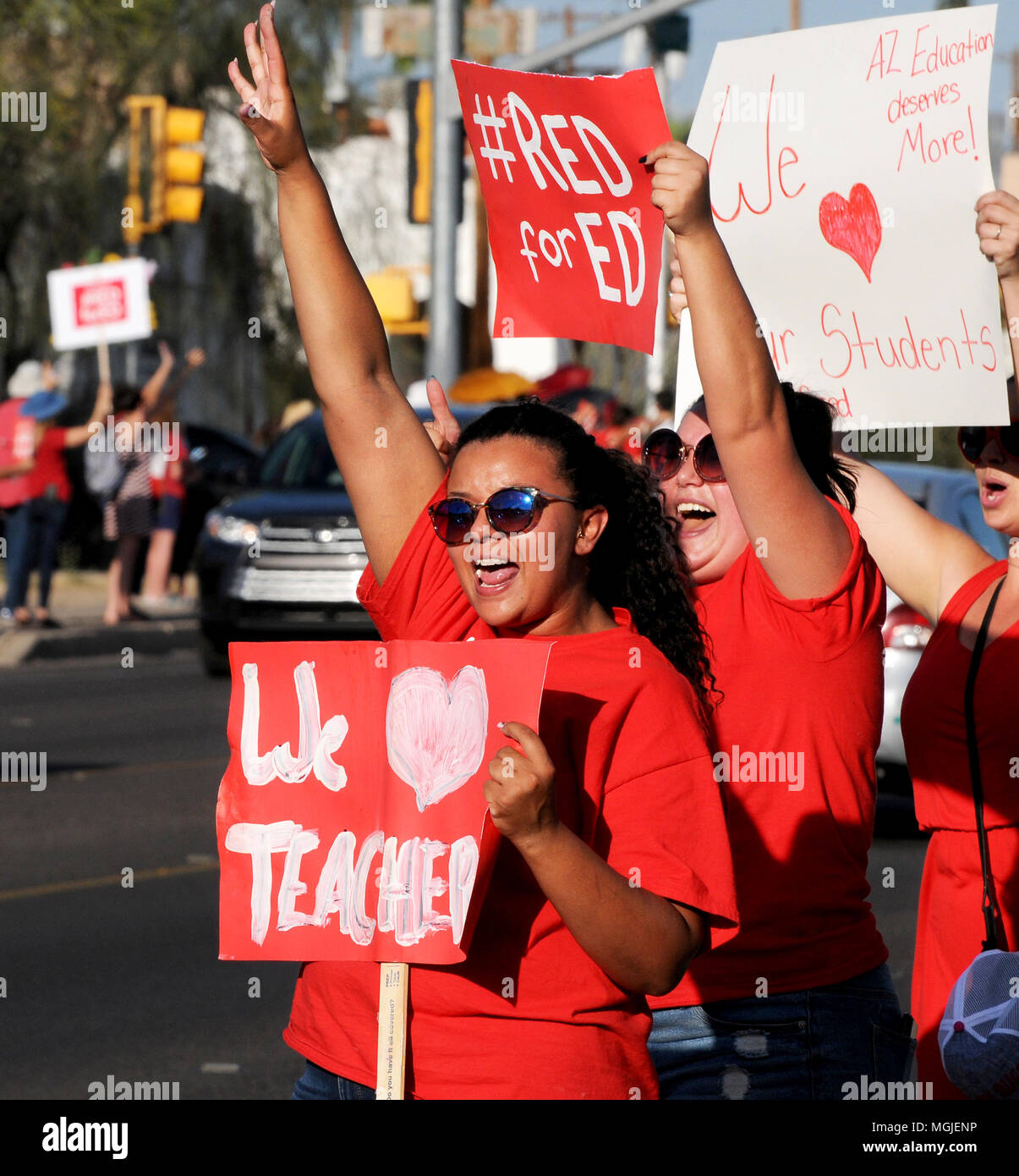 Des centaines d'enseignants, le personnel et les supporters le long rallye East Broadway Boulevard pendant une Stand-Out le 25 avril 2018, Tucson, Arizona, USA. Les enseignants p Banque D'Images