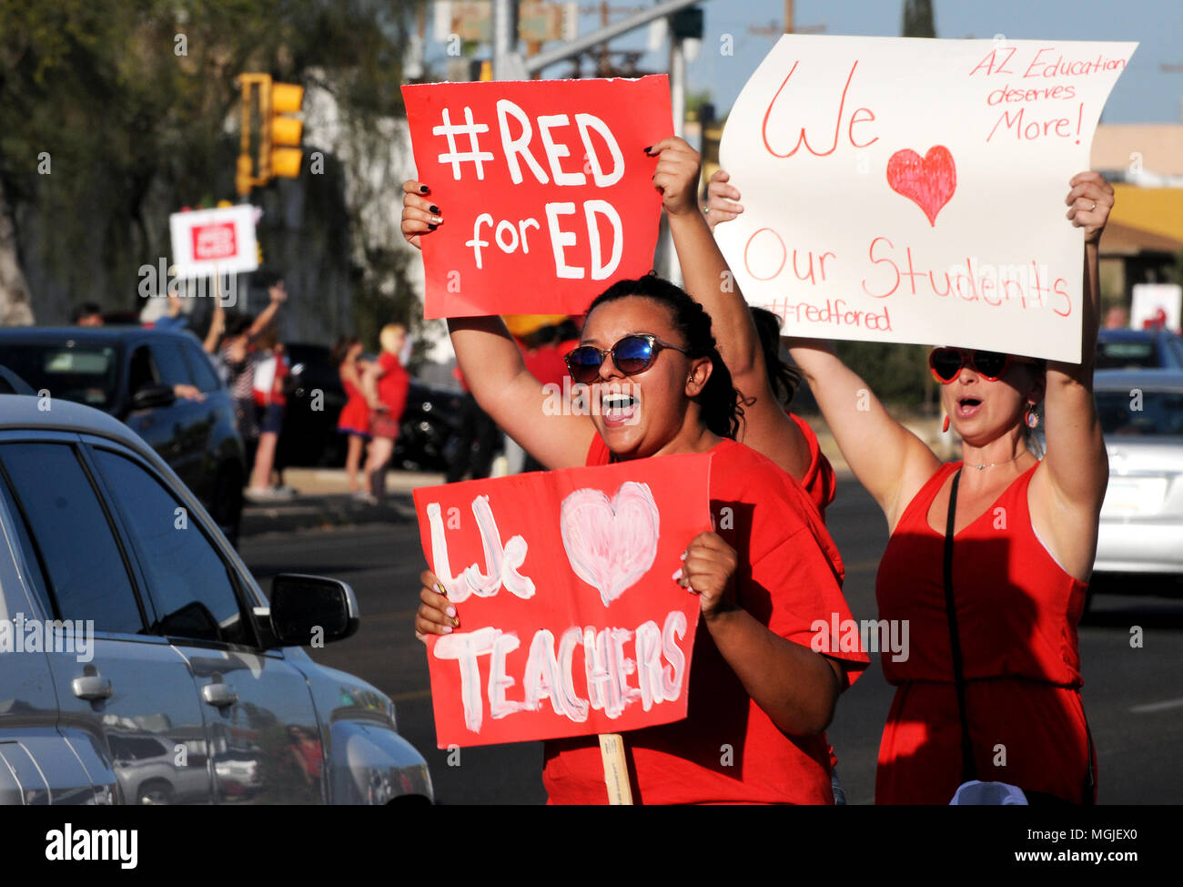 Des centaines d'enseignants, le personnel et les supporters le long rallye East Broadway Boulevard pendant une Stand-Out le 25 avril 2018, Tucson, Arizona, USA. Les enseignants p Banque D'Images
