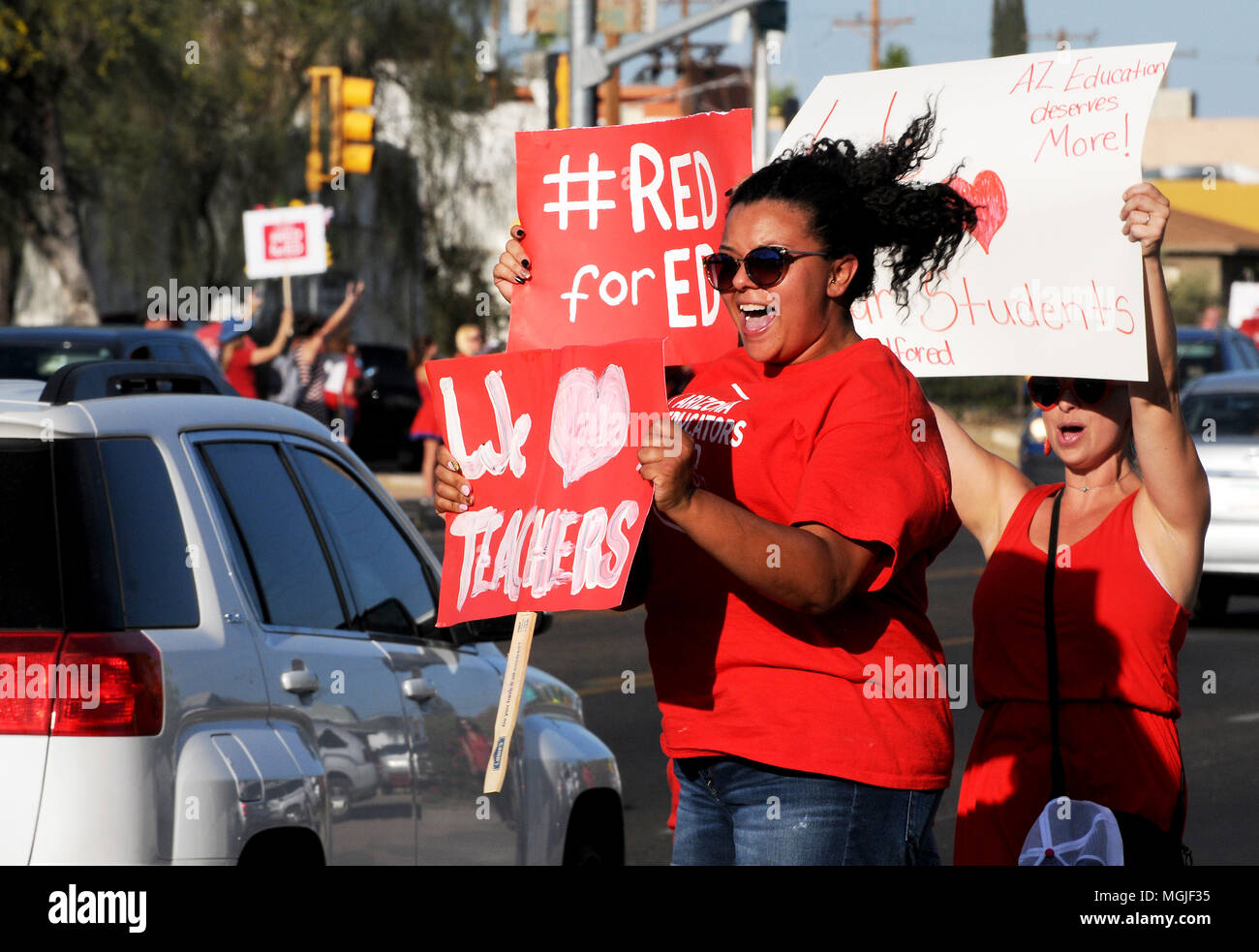 Des centaines d'enseignants, le personnel et les supporters le long rallye East Broadway Boulevard pendant une Stand-Out le 25 avril 2018, Tucson, Arizona, USA. Les enseignants p Banque D'Images