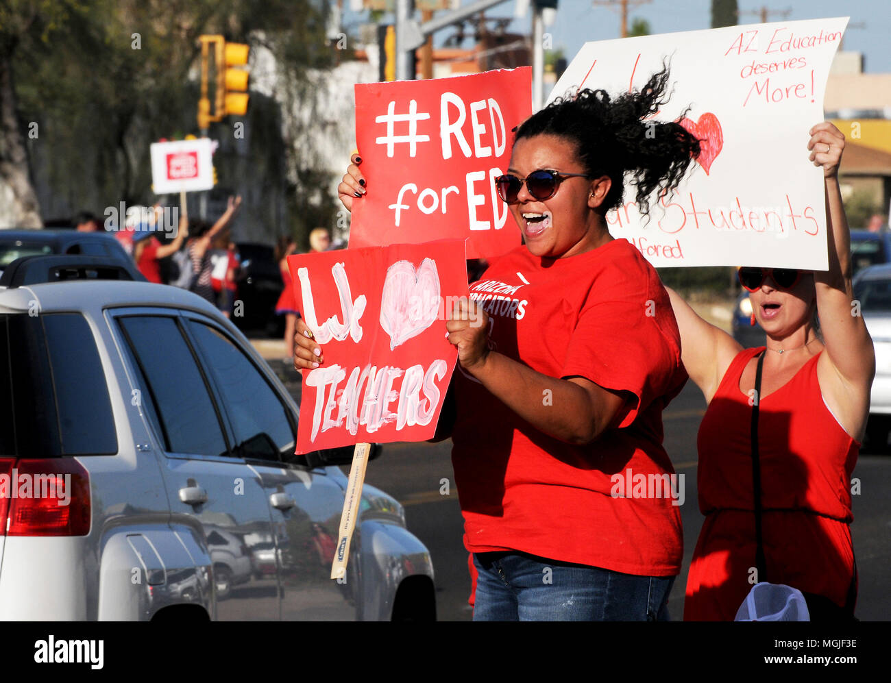 Des centaines d'enseignants, le personnel et les supporters le long rallye East Broadway Boulevard pendant une Stand-Out le 25 avril 2018, Tucson, Arizona, USA. Les enseignants p Banque D'Images