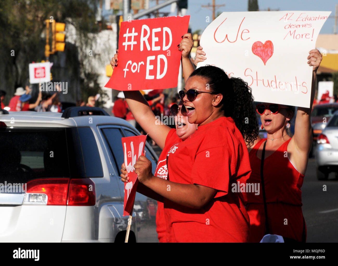Des centaines d'enseignants, le personnel et les supporters le long rallye East Broadway Boulevard pendant une Stand-Out le 25 avril 2018, Tucson, Arizona, USA. Les enseignants p Banque D'Images