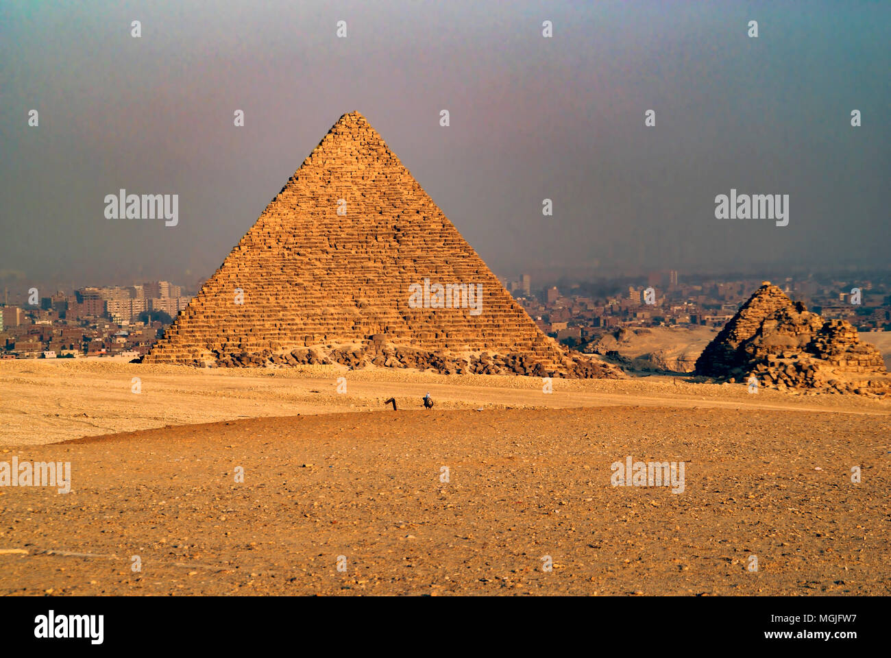 Pyramide de Mykérinos (Menkaourê) et les trois petites pyramides de la Reine. Le Caire, Égypte en arrière-plan. Banque D'Images