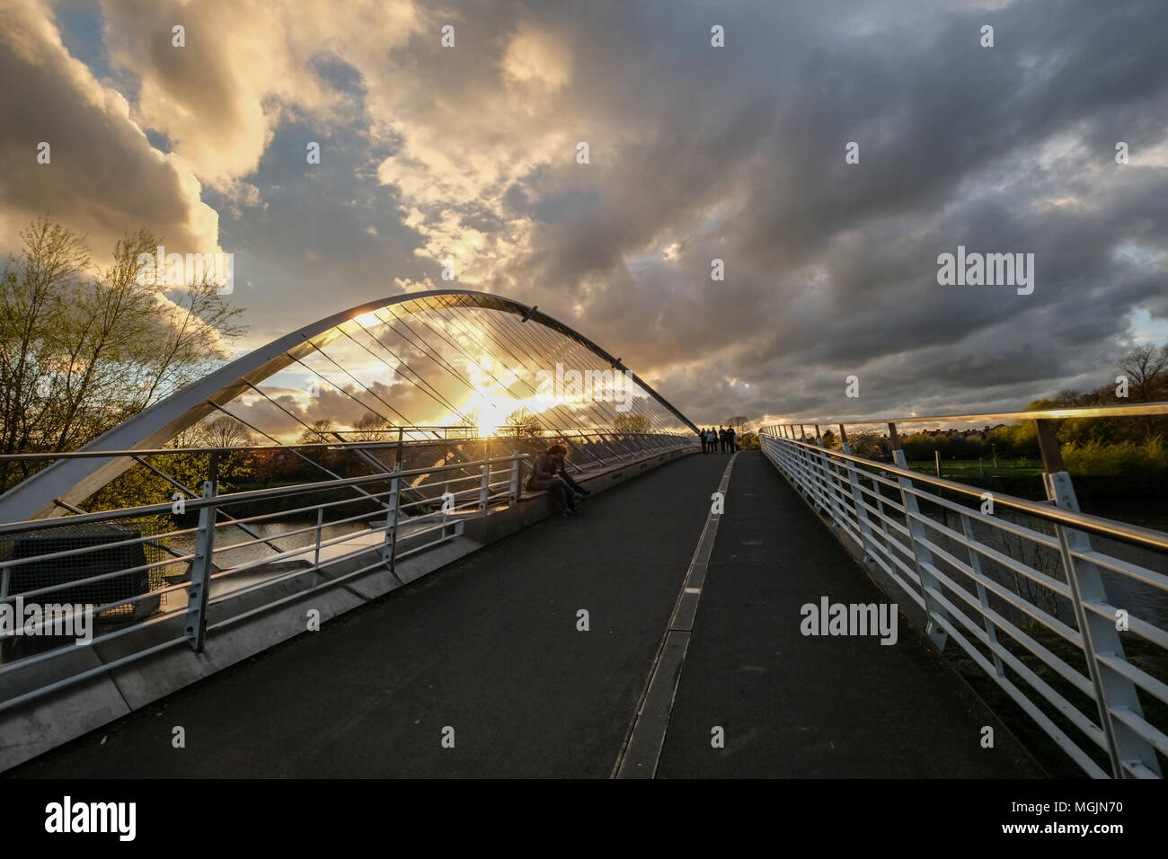 Les personnes qui traversent la rivière Ouse en utilisant le Millennium Bridge moderne Banque D'Images