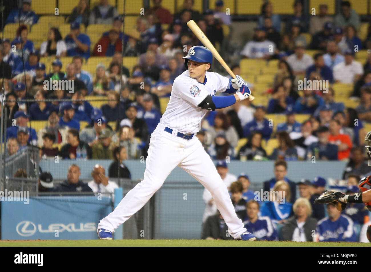 LOS ANGELES-APR 24 : Los Angeles shortstop Corey Seager (5) attend un pitch contre les Marlins de Miami le 24 avril 2018 au Dodger Stadium. Banque D'Images