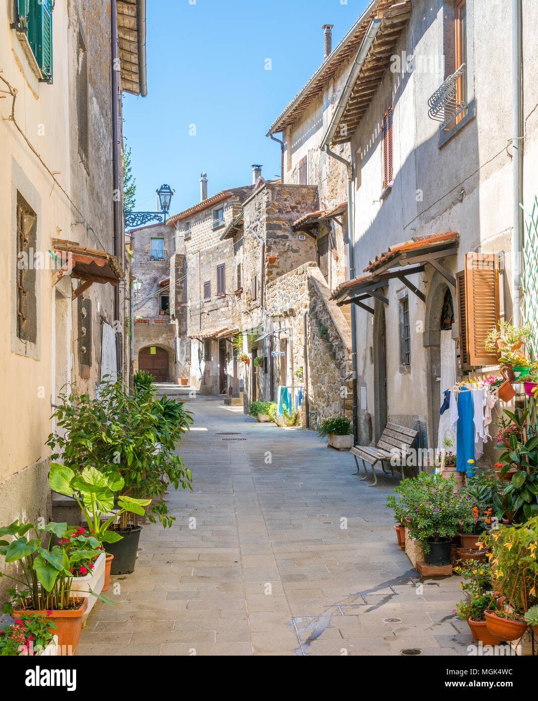 Dans la vue panoramique sur la Marta, Lac de Bolsena, province de Viterbe, Latium. Banque D'Images