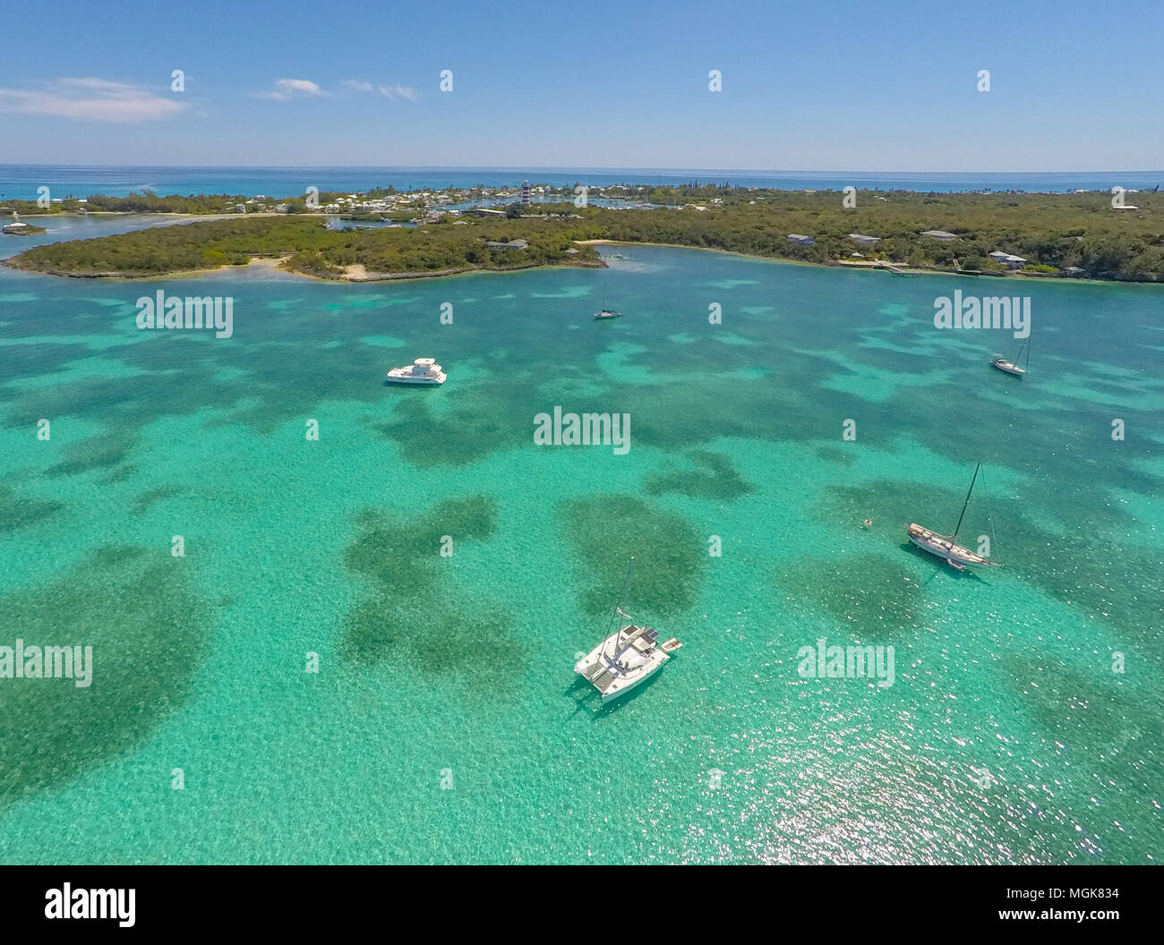 De Nassau, Bahamas - Drone abattu des bateaux de croisière ancrés dans  l'eau vert clair près de Elbow Cay Photo Stock - Alamy