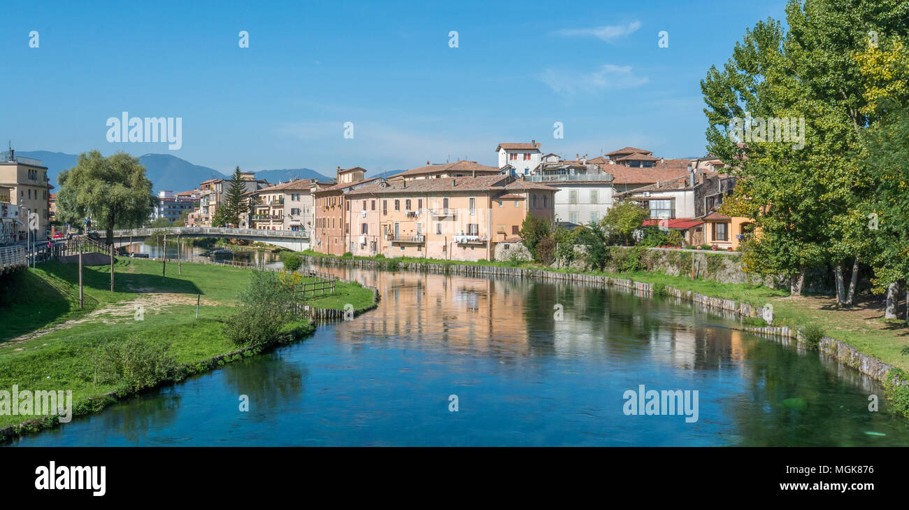Rieti, capitale de la région historique de Sabina, vue de la rivière Velino, Latium (Italie) Banque D'Images