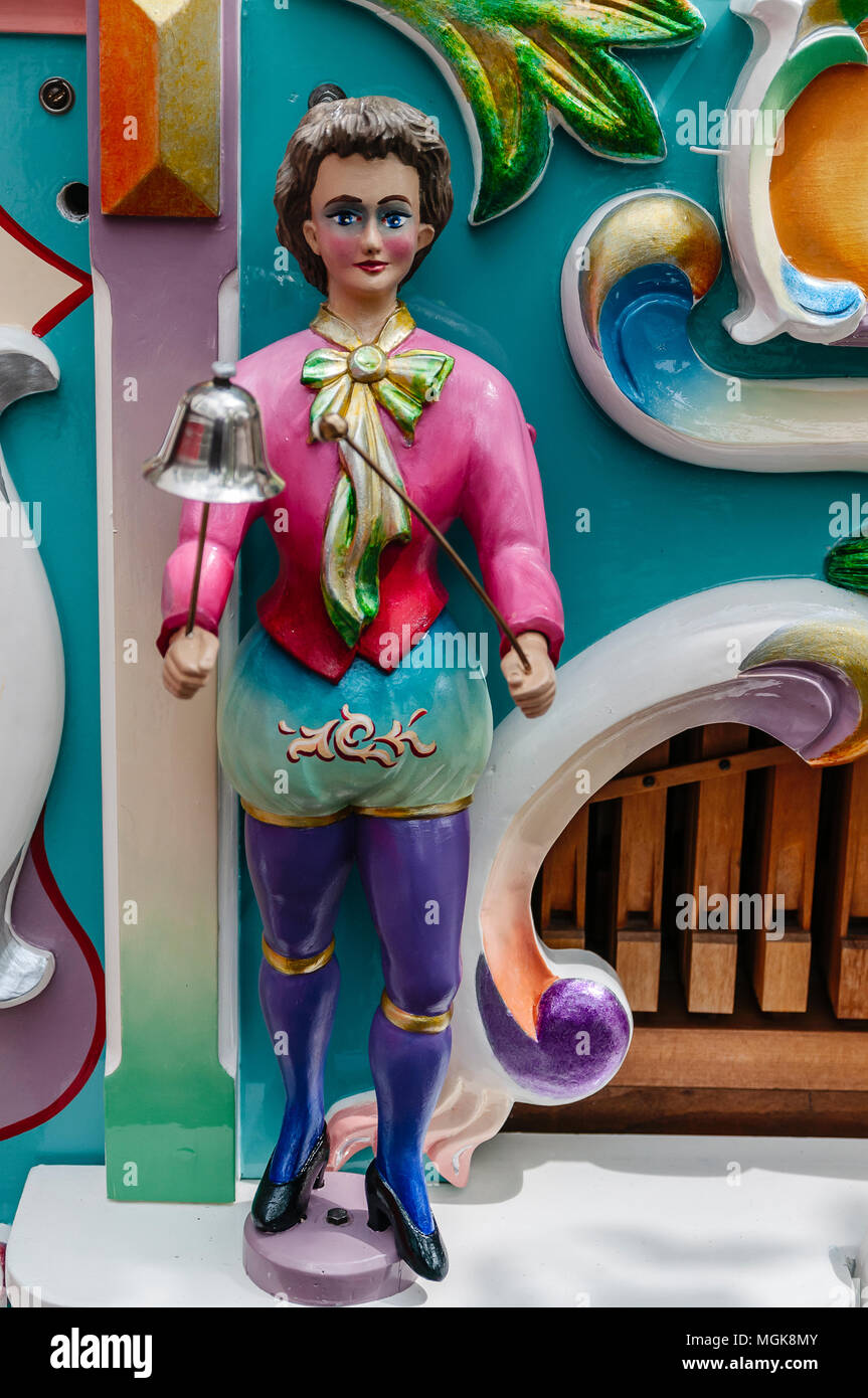 Old Dutch orgue de poupée en bois avec une cloche dans sa main Banque D'Images