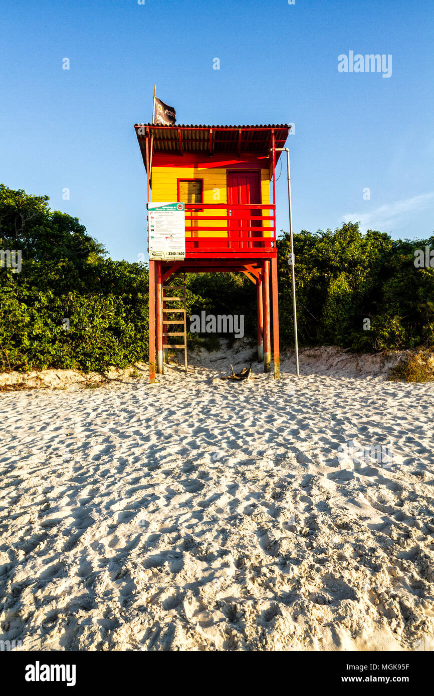 Lifeguard station à Daniela Beach. Florianopolis, Santa Catarina, Brésil. Banque D'Images
