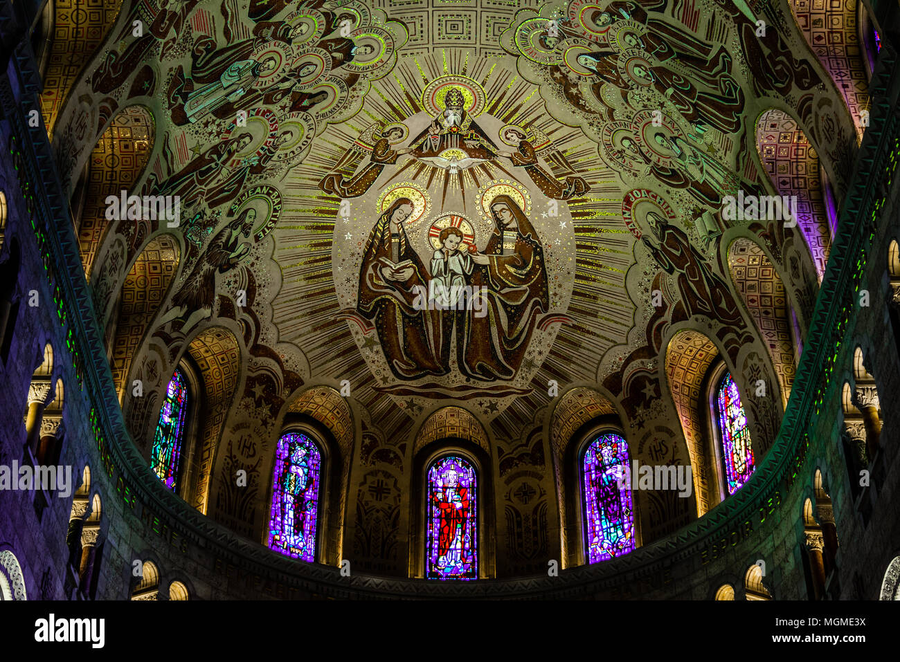 À l'intérieur de la Basilique SainteAnne de Beaupré Québec Canada