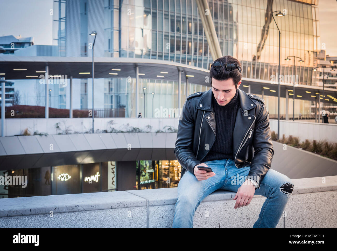 Un beau jeune homme dans la ville moderne mise Banque D'Images