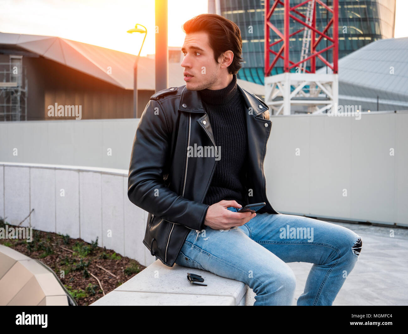 Un beau jeune homme dans la ville moderne mise Banque D'Images