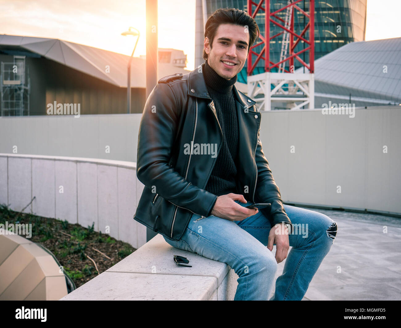 Un beau jeune homme dans la ville moderne mise Banque D'Images