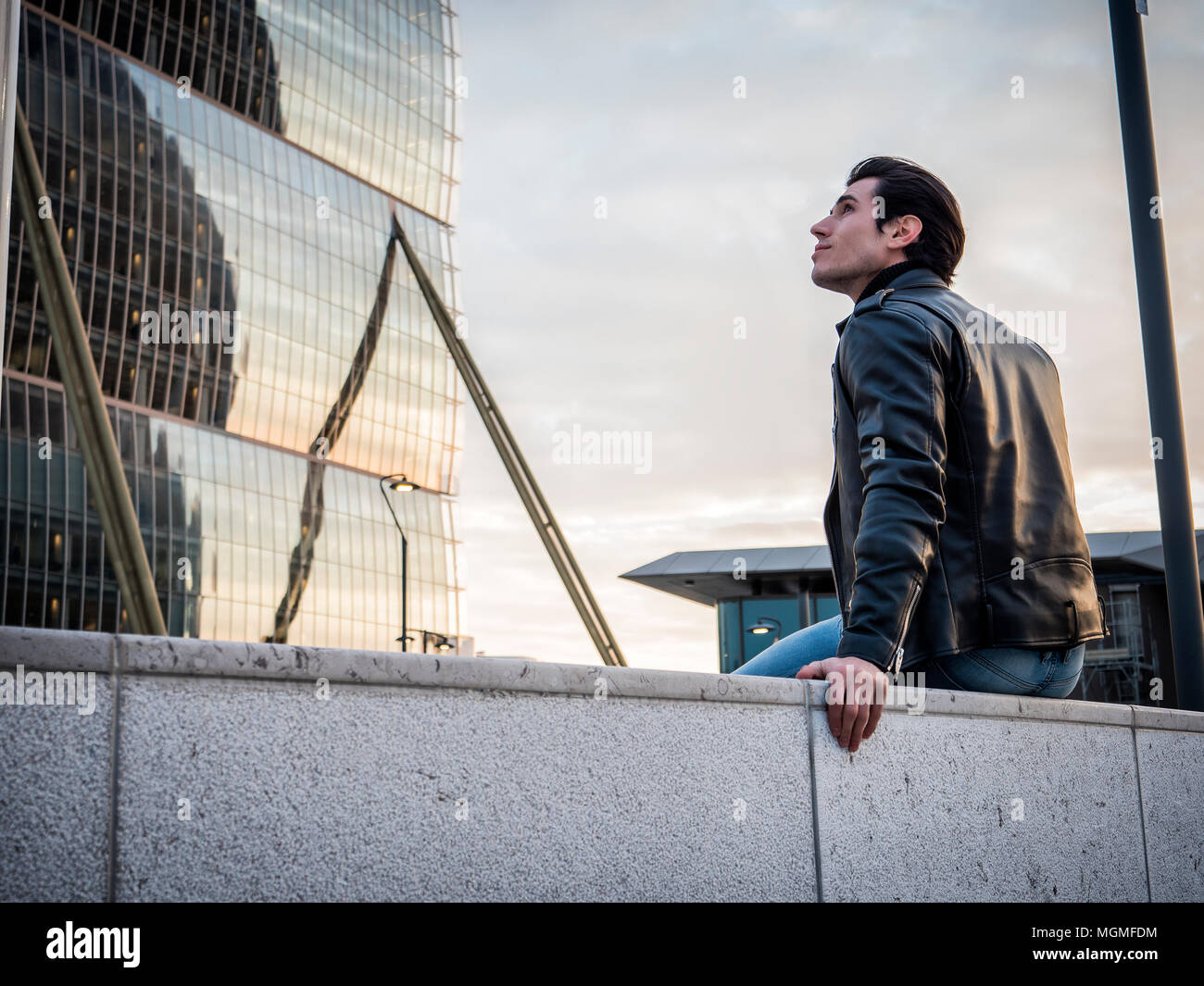 Un beau jeune homme dans la ville moderne mise Banque D'Images