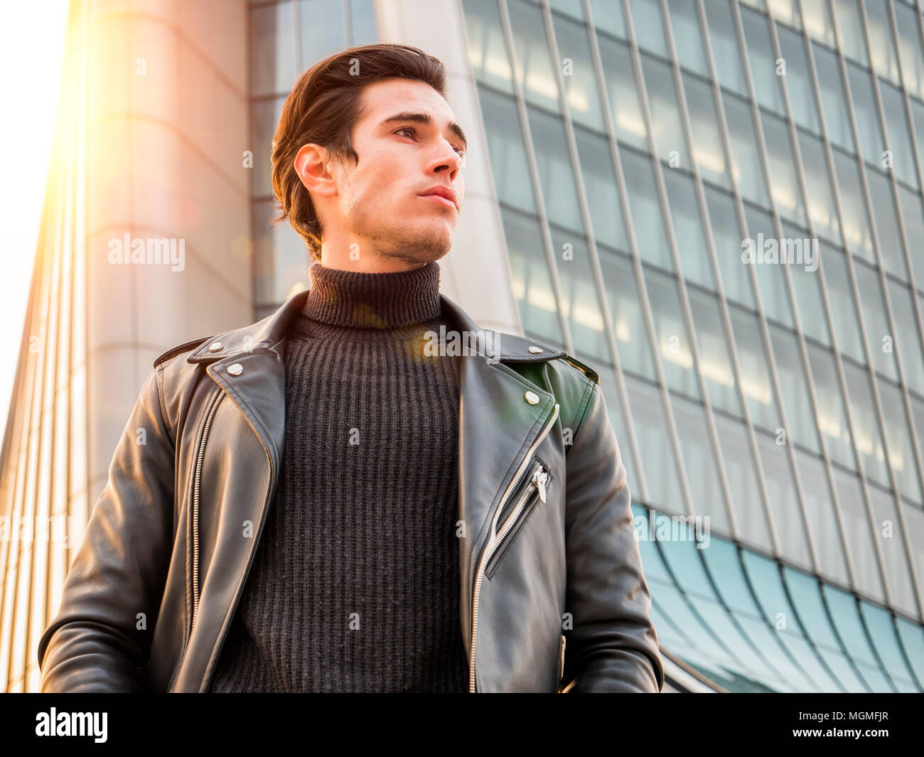 Un beau jeune homme dans la ville moderne mise Banque D'Images