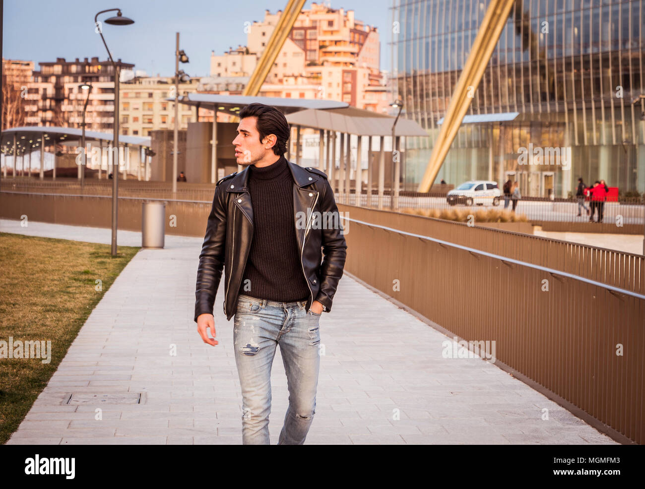 Un beau jeune homme dans la ville moderne mise Banque D'Images