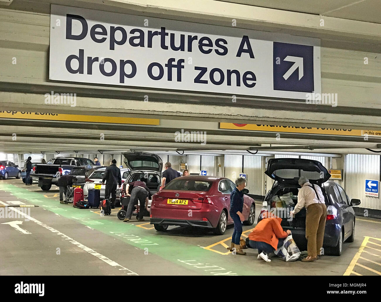 Aéroport international de Manchester Les passagers déchargent des voitures dans une zone de dépose des départs de l'aéroport alors que les frais moyens dans les principaux aéroports britanniques augmentent d'un tiers Banque D'Images