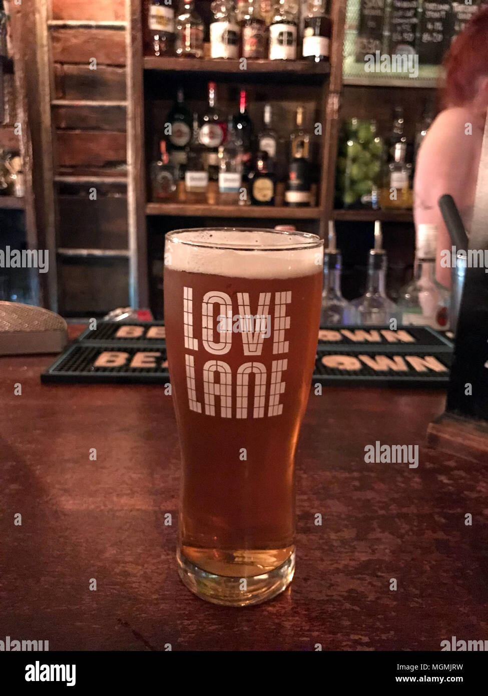 Love Lane Brewery Pint Pot Verre, sur un bar Banque D'Images