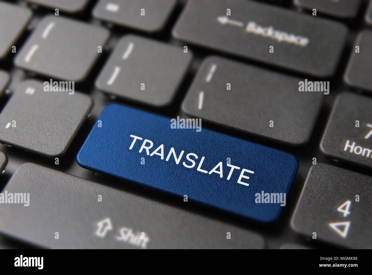 Traduction multi-langue concept, clavier de l'ordinateur avec traduction de  texte sur la couleur de la touche du clavier numérique Photo Stock - Alamy