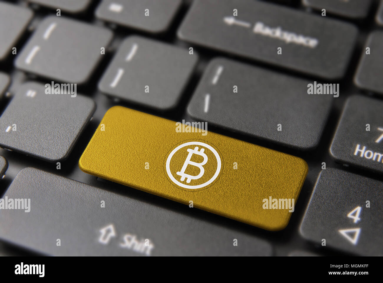 Bouton Bitcoin sur clavier d'ordinateur pour l'économie en ligne cryptocurrency concept. Clé d'ordinateur portable en couleur d'or avec la devise crypto moderne art ligne icône. Banque D'Images