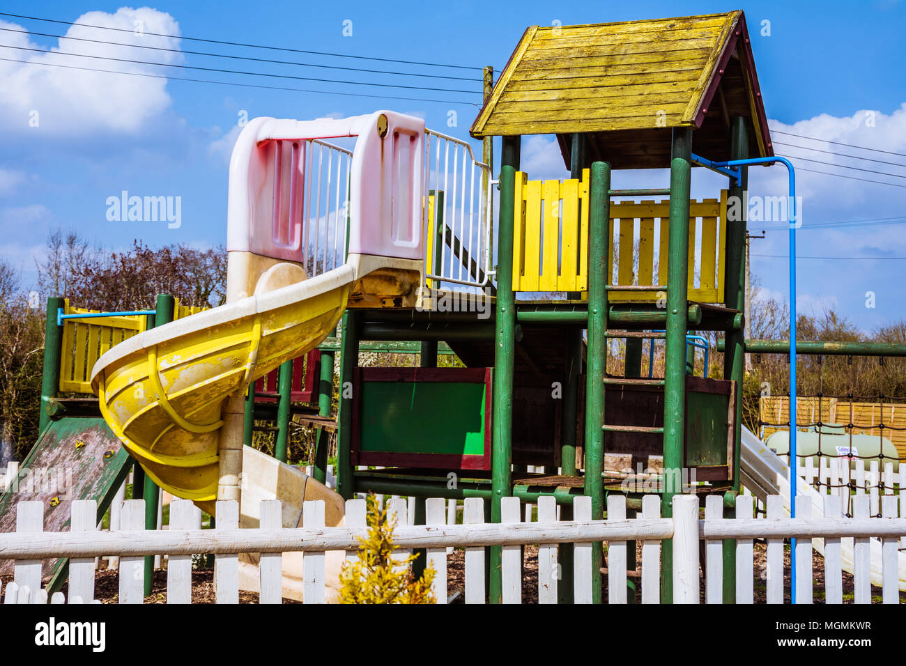 Usé (Météo) coloré avec une aire de jeux pour les appareils d'escalade, curly wurly diapositive. Exemple d'une aire de jeux pub qui n'a pas été bien entretenu Banque D'Images