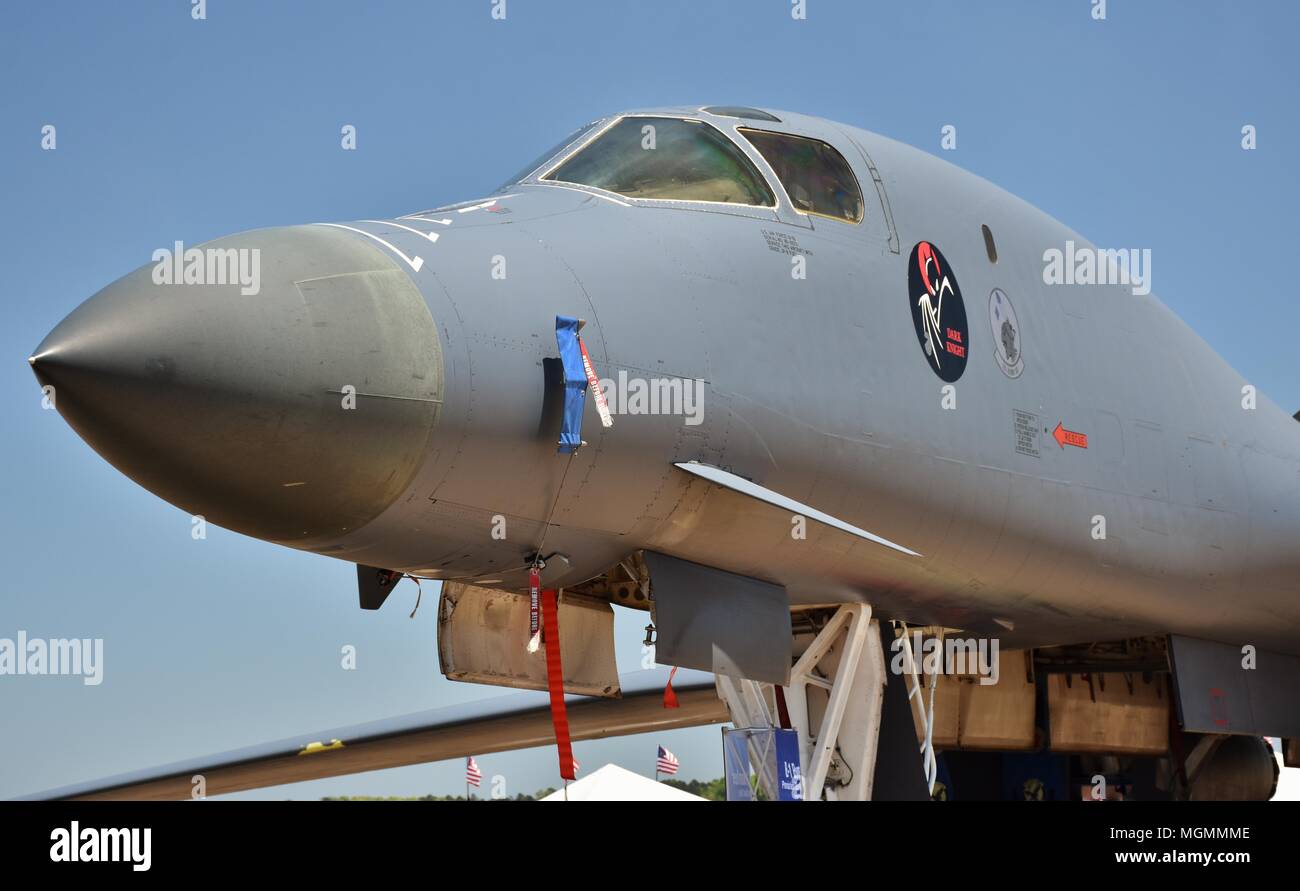 Un B-1 de l'US Air Force 'Bone'-'Lancer' Bomber sur la piste à Columbus Air Force Base. Cette B-1 est affecté à la 7e Escadre de bombardiers à Dyess Banque D'Images